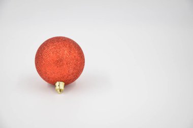 Beyaz arka planda kırmızı Noel topu. Mesajlaşmak için bir yer var. Noel mutlu yeni yıl konsepti.