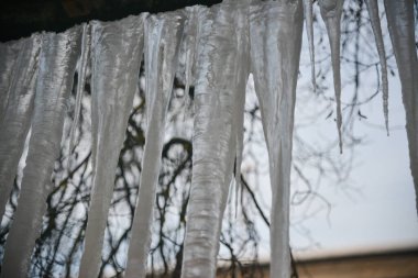 Çatıdan sarkan buz saçakları