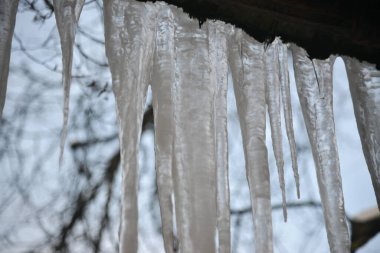 Çatıdan sarkan buz saçakları