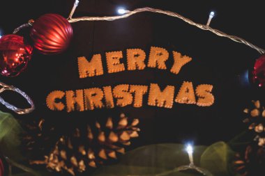 Zencefilli çörekler Mutlu Noeller Noel süslemeli eski siyah masada