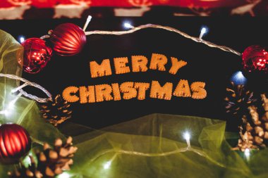 Zencefilli çörekler Mutlu Noeller Noel süslemeli eski siyah masada