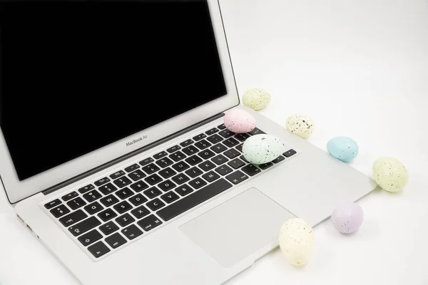 Laptop Pustym Ekranem Tle Pisanek Miejsce Tekst Szczęśliwej Wielkanocy Makieta — Zdjęcie stockowe