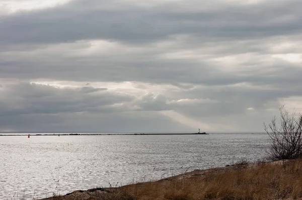 Sonunda Beyaz Bir Deniz Feneri Bulunan Kayalık Bir Iskele Manzaralı — Stok fotoğraf