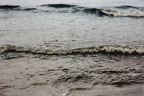 Detailní Záběr Klidného Příboje Oceánu Vyplavujícího Při Východu Slunce Pláž — Stock fotografie