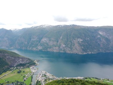 Norveç fiyort dağlarının insansız hava aracı görüntüsü Stegastein Norwa 'daki Orlandsfjord' un yukarısındaki bakış açısı