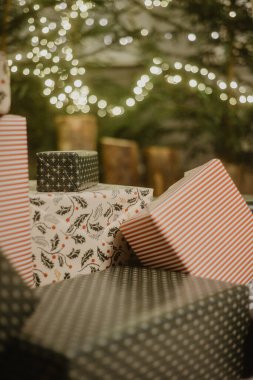 Oda da köknar ağacının yanında yerde duran güzel Noel hediye kutuları.