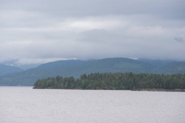 Kıyısında bir göl olan Norveç dağlarının manzarası
