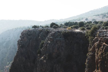 Güney Chania Girit 'teki Aradena Geçidi üzerindeki Aradena Köprüsü, Yunanistan' da bungee jumping için en yüksek köprü, Avrupa 'da ise en yüksek ikinci köprü.