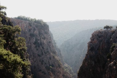 Dar, derin bir dağ geçidinin tepesinden manzarayı seyrek taş duvarlar ve ender çalılar, Girit, Yunanistan