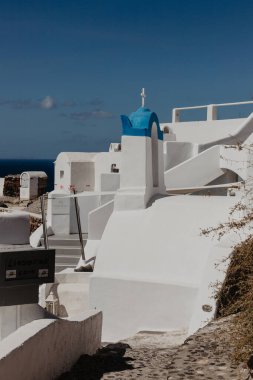 SANTORINI, GREECE - 30 Eylül 2024: Yunanistan 'ın Santorini adasındaki Oia şehri ve Ege Denizi manzarası. Cyclades adaları, Santorini Yunan manzarası.