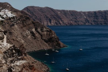 SANTORINI, GREECE - 30 Eylül 2024: Yunanistan 'ın Santorini adasındaki Oia şehri ve Ege Denizi manzarası. Cyclades adaları, Santorini Yunan manzarası.