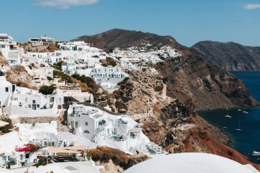 SANTORINI, GREECE - 30 Eylül 2024: Yunanistan 'ın Santorini adasındaki Oia şehri ve Ege Denizi manzarası. Cyclades adaları, Santorini Yunan manzarası.