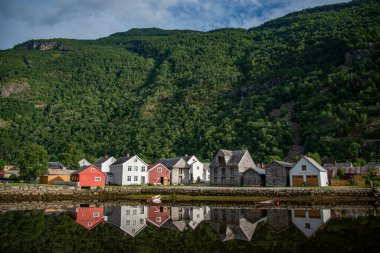 Norveç 'in Vestland İlçesi' ndeki güzel Norveç fiyortlarını yansıtan su gibi suyu olan bir nehrin üzerindeki beton köprü..
