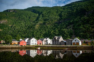 Norveç 'in Vestland İlçesi' ndeki güzel Norveç fiyortlarını yansıtan su gibi suyu olan bir nehrin üzerindeki beton köprü..