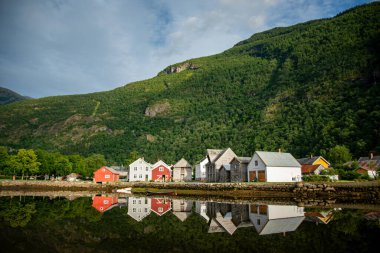 Norveç 'in Vestland İlçesi' ndeki güzel Norveç fiyortlarını yansıtan su gibi suyu olan bir nehrin üzerindeki beton köprü..
