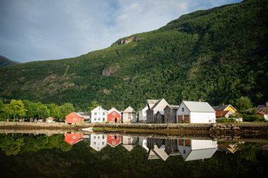 Norveç 'in Vestland İlçesi' ndeki güzel Norveç fiyortlarını yansıtan su gibi suyu olan bir nehrin üzerindeki beton köprü..