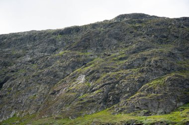 Norveç kırsalında kayalık bir dağ zirvesi olan manzara.