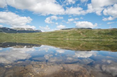 Norveç doğa manzaralar, dağ güneşli mavi gökyüzü altında