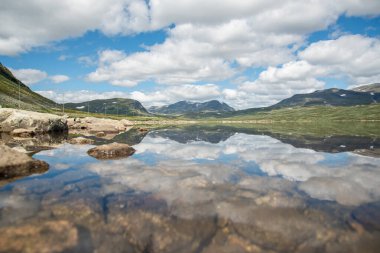 Norveç doğa manzaralar, dağ güneşli mavi gökyüzü altında