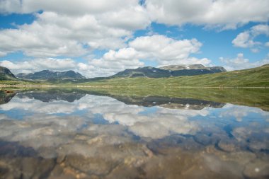 Norveç doğa manzaralar, dağ güneşli mavi gökyüzü altında