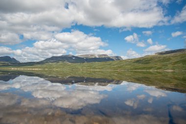 Norveç doğa manzaraları, güneşli mavi gökyüzünün altındaki dağ Hemsedal vadisinde Eldrevatnet gölü, Sogn og Fjordane, Norveç