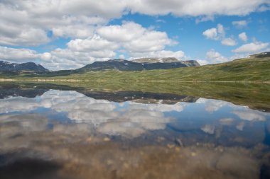 Norveç doğa manzaraları, güneşli mavi gökyüzünün altındaki dağ Hemsedal vadisinde Eldrevatnet gölü, Sogn og Fjordane, Norveç