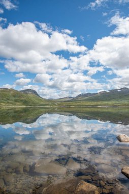 Norveç doğa manzaraları, güneşli mavi gökyüzünün altındaki dağ Hemsedal vadisinde Eldrevatnet gölü, Sogn og Fjordane, Norveç