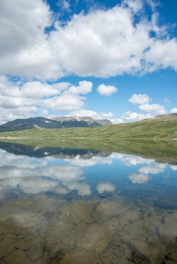 Norveç doğa manzaraları, güneşli mavi gökyüzünün altındaki dağ Hemsedal vadisinde Eldrevatnet gölü, Sogn og Fjordane, Norveç