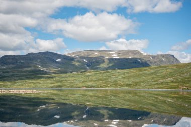 Norveç doğa manzaraları, güneşli mavi gökyüzünün altındaki dağ Hemsedal vadisinde Eldrevatnet gölü, Sogn og Fjordane, Norveç