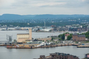 Oslo, Norveç - 10 Temmuz 2023: Ekrberg Parken tepesinden Oslo şehir merkezi