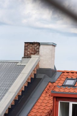 Oslo, Norveç - 11 Temmuz 2023: Metal çatıdaki beyaz baca.