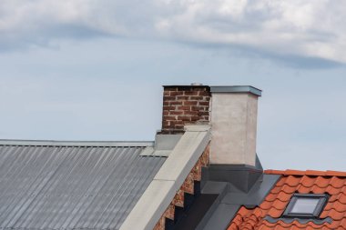 Oslo, Norveç - 11 Temmuz 2023: Metal çatıdaki beyaz baca.