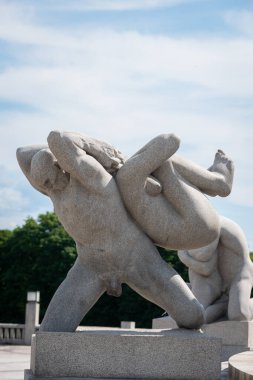 Oslo, Norveç - 12 Temmuz 2023: Frogner Park 'ta Heykel, Gustav Vigeland tarafından yaratıldı. Norveç 'in başkentindeki halk parkı.