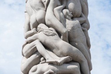 Oslo, Norveç - 12 Temmuz 2023: Frogner Park 'ta Heykel, Gustav Vigeland tarafından yaratıldı. Norveç 'in başkentindeki halk parkı.