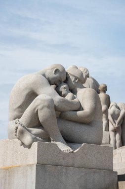 Oslo, Norveç - 12 Temmuz 2023: Frogner Park 'ta Heykel, Gustav Vigeland tarafından yaratıldı. Norveç 'in başkentindeki halk parkı.