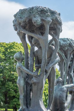 Oslo, Norveç - 12 Temmuz 2023: Frogner Park 'ta Heykel, Gustav Vigeland tarafından yaratıldı. Norveç 'in başkentindeki halk parkı.