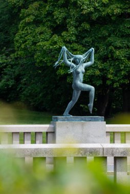 Oslo, Norveç - 12 Temmuz 2023: Frogner Park 'ta Heykel, Gustav Vigeland tarafından yaratıldı. Norveç 'in başkentindeki halk parkı.