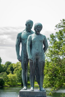 Oslo, Norveç - 12 Temmuz 2023: Frogner Park 'ta Heykel, Gustav Vigeland tarafından yaratıldı. Norveç 'in başkentindeki halk parkı.