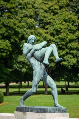 Oslo, Norveç - 12 Temmuz 2023: Frogner Park 'ta Heykel, Gustav Vigeland tarafından yaratıldı. Norveç 'in başkentindeki halk parkı.