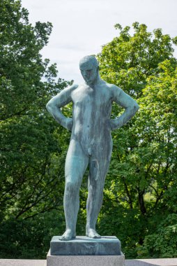 Oslo, Norveç - 12 Temmuz 2023: Frogner Park 'ta Heykel, Gustav Vigeland tarafından yaratıldı. Norveç 'in başkentindeki halk parkı.