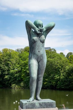Oslo, Norveç - 12 Temmuz 2023: Frogner Park 'ta Heykel, Gustav Vigeland tarafından yaratıldı. Norveç 'in başkentindeki halk parkı.