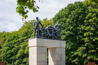 Oslo, Norveç - 12 Temmuz 2023: Frogner Park 'ta Heykel, Gustav Vigeland tarafından yaratıldı. Norveç 'in başkentindeki halk parkı.