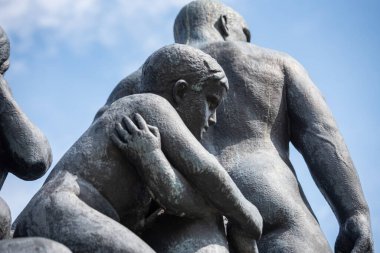 Oslo, Norveç - 12 Temmuz 2023: Frogner Park 'ta Heykel, Gustav Vigeland tarafından yaratıldı. Norveç 'in başkentindeki halk parkı.