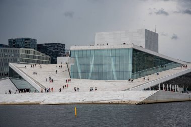 Oslo, Norveç - 12 Temmuz 2023 - Tjuvholmen semtindeki modern apartman binaları ve Aker Brygge semtinde bulunan Astrup Fearnley Müzesi. Ostland. İskandinavya. Kuzey Avrupa.