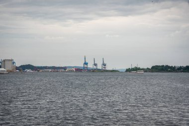 Oslo, Norveç - 12 Temmuz 2023 Oslo limanının su kenarındaki konteynır ve vinçlerle manzarası.