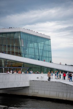 Oslo, Norveç - 12 Temmuz 2023 - Tjuvholmen semtindeki modern apartman binaları ve Aker Brygge semtinde bulunan Astrup Fearnley Müzesi. Ostland. İskandinavya. Kuzey Avrupa.