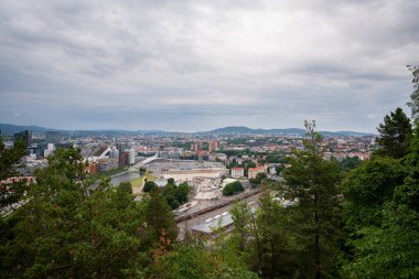 Oslo, Norveç - 10 Temmuz 2023: Ekrberg Parken tepesinden Oslo şehir merkezi