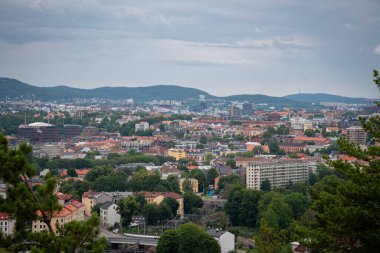 Oslo, Norveç - 10 Temmuz 2023: Ekrberg Parken tepesinden Oslo şehir merkezi
