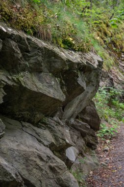 Norveç 'in dağlık bölgesinde büyük beyaz kayalık uçurum