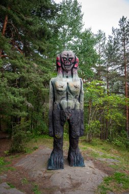 OSLO, NORway - 12 Temmuz 2023: Ekebergparken Heykel Parkı 'ndaki Barış İçin Geldik heykelinin resmi. Huma Bhabha tarafından 2018 'de tasarlandı..